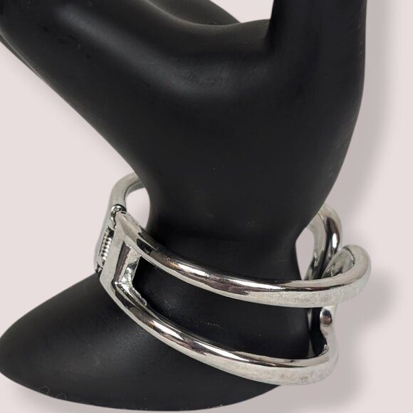 (2/$20) Vintage Cut Out Hinge Bracelet - Picture 2 of 6